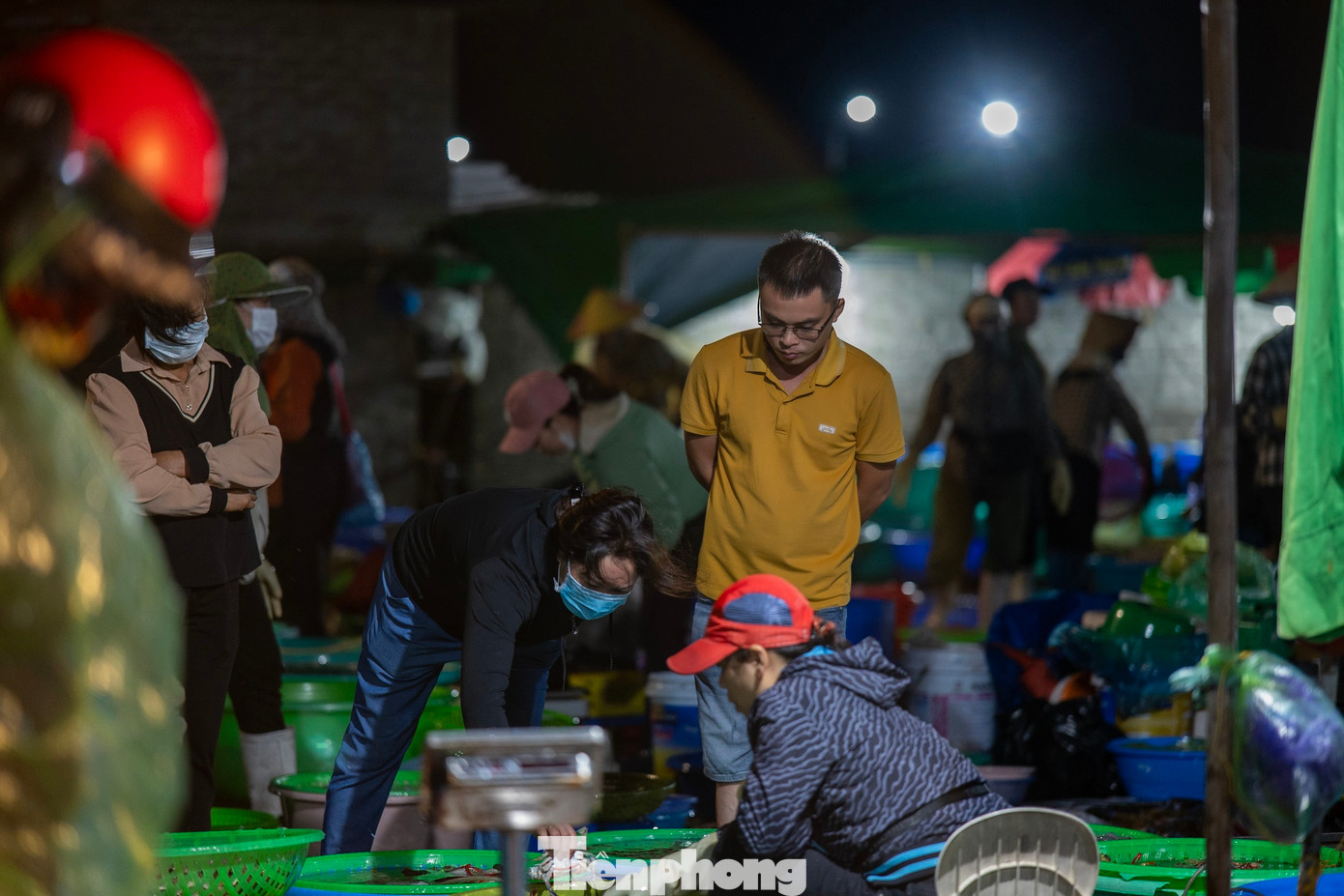 Khi các hải sản được chuyển từ các tàu lên bờ và phân loại cũng là lúc các thương lái, đầu mối, các nhà hàng đổ về chợ càng tấp nập để lựa hàng tươi ngon nhất.