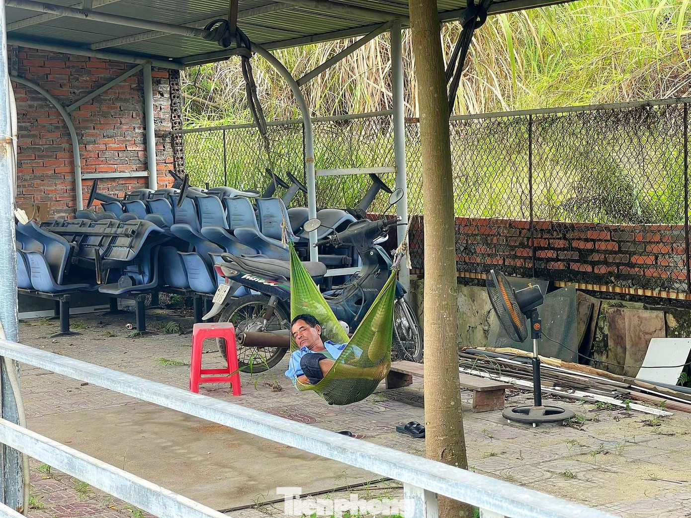 Hiện tại toàn bộ dự án chỉ duy nhất còn 1 người trông coi công trình. Công việc hằng ngày của người này là lên khu vực cổng bệnh viện rồi mắc võng nằm ngủ.