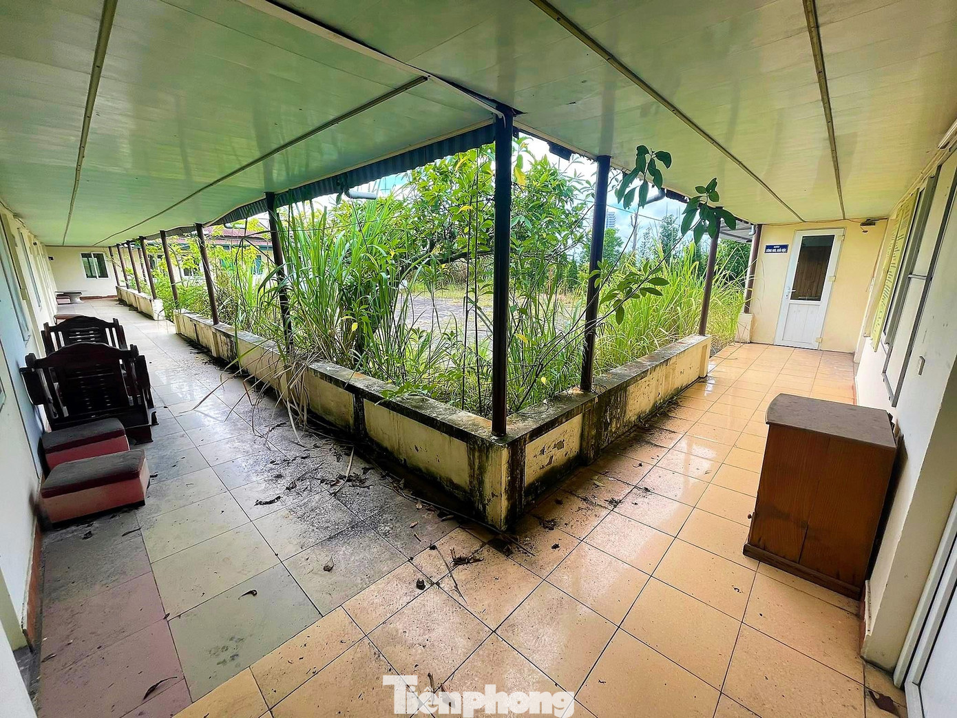 “Chúng tôi rất đồng tình với việc triển khai dự án. Tuy nhiên, dự án triển khai trong thời gian dài, đến nay không đủ điều kiện bồi thường GPMB cho các hộ dân bị ảnh hưởng. Do đó, việc chia tách thửa cũng như xây dựng, sửa chữa nhà ở của người dân gặp rất nhiều khó khăn, vướng mắc. Chúng tôi đã kiến nghị nhiều năm nay nhưng không được giải quyết”, ông Đ.V.H, cán bộ hưu trí thuộc khu 2 phường Hùng Thắng nói.