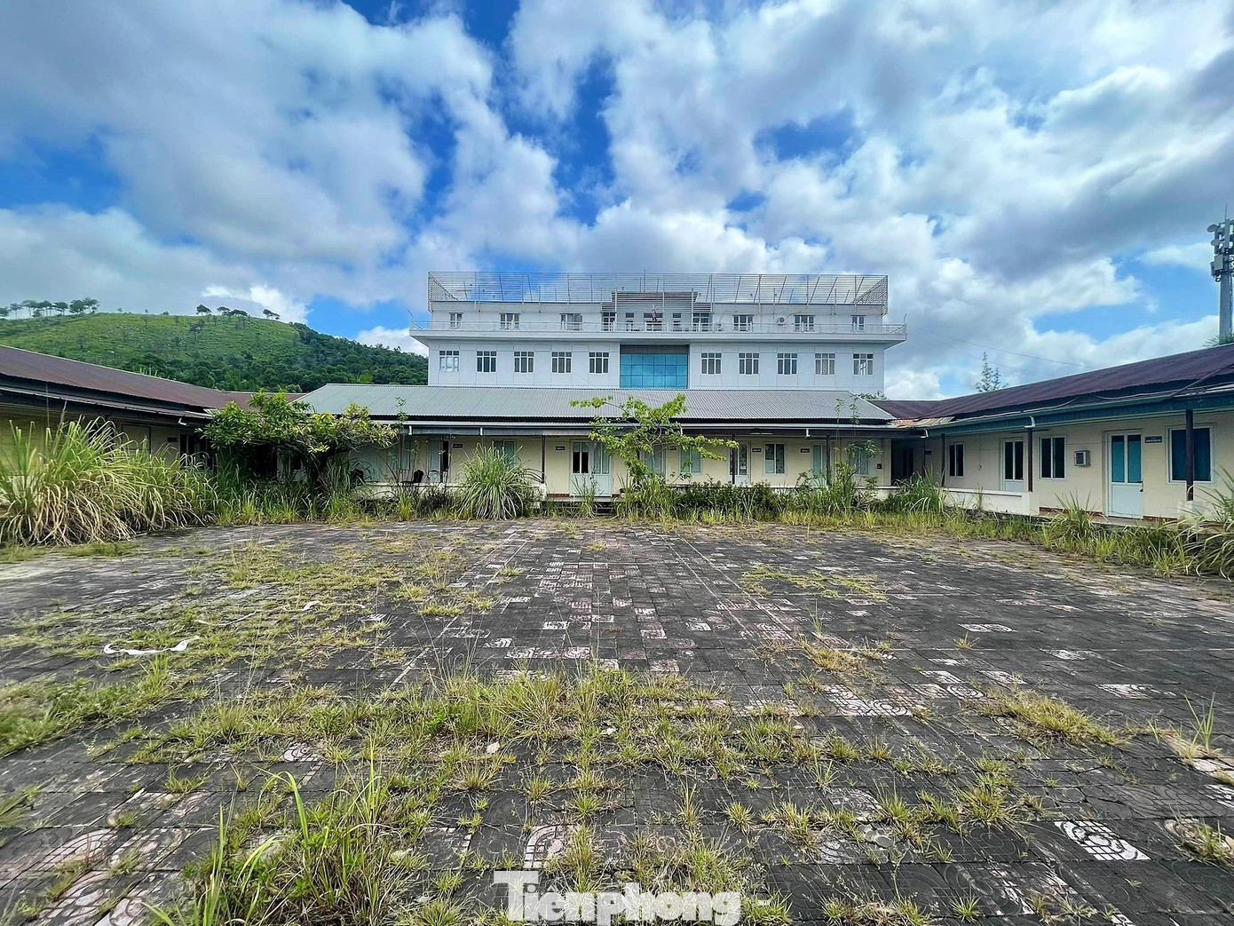 Được tọa lạc ở một vị trí đắc địa, “view” hướng vịnh Hạ Long nhưng gần 10 năm nay khu bệnh viện này trở thành điểm nghẽn trong giải quyết khiếu nại của người dân. Hàng trăm hộ dân bị ảnh hưởng trực tiếp đến dự án. Họ có đất nhưng không làm được sổ đỏ, có sổ đỏ lại không được xây dựng nhà.