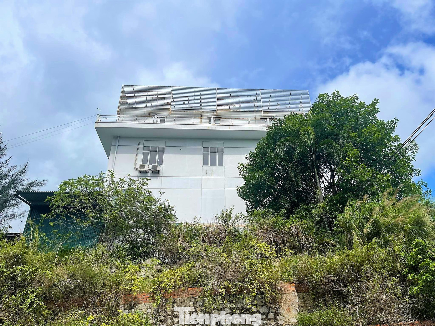 Được UBND tỉnh Quảng Ninh phê duyệt từ năm 2003, nhưng chủ đầu tư là Cty TNHH Bệnh viện quốc tế Hạ Long chỉ triển khai xây dựng cầm chừng được vài năm đầu và sau đó bỏ không cho cỏ mọc.