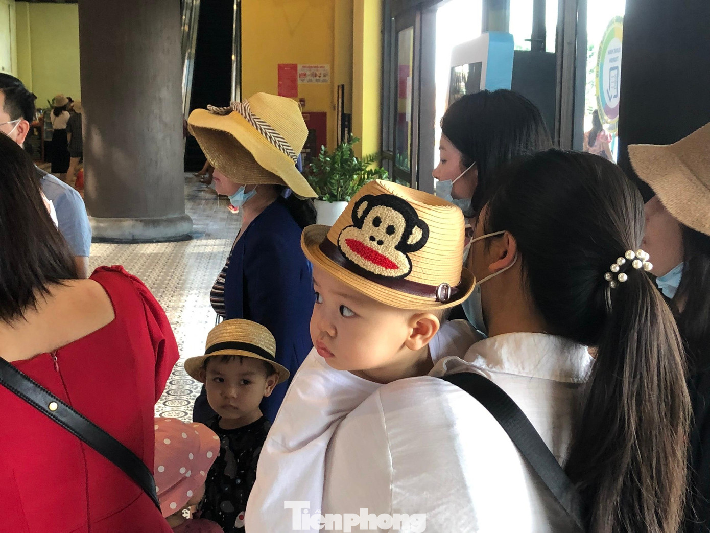 "Cưới nhau đã gần 3 năm, con trai đã lớn chúng tôi mới có dịp đi du lịch Hạ Long. Trước khi cưới vợ chồng tôi đã chọn Hạ Long để đi tuần trăng mật. Dịch bệnh đã làm thay đổi hoàn toàn mọi dự định", Chị Hồ Thu, một du khách đến từ Hà Nội cho biết.