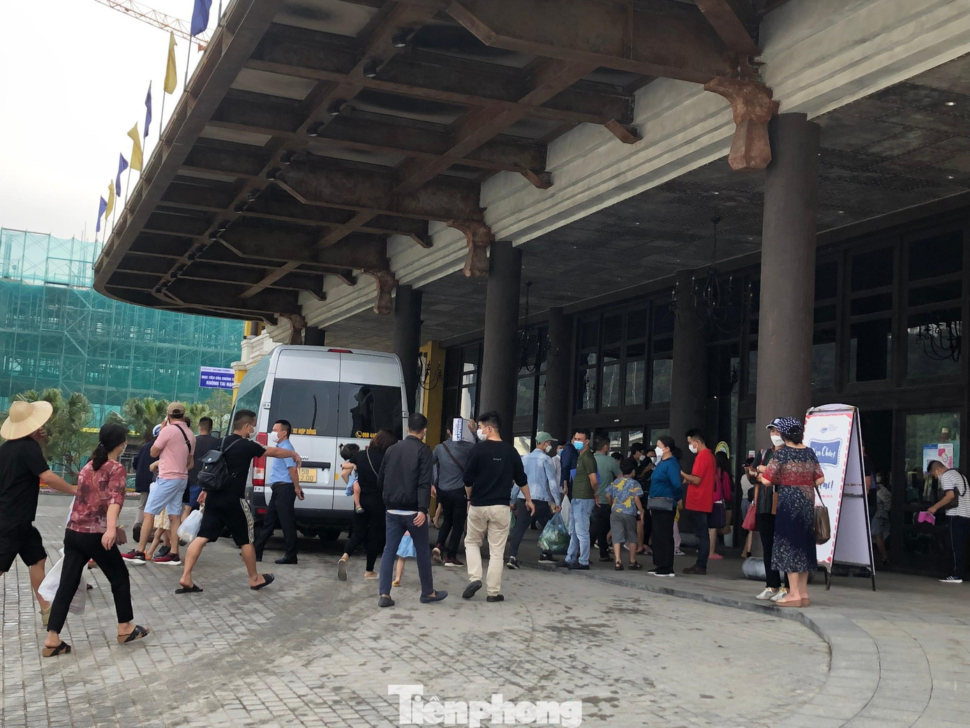 Có mặt tại cảng tàu Quốc tế Hạ Long vào sáng nay (26/3), hình ảnh du khách đông đúc đã dần trở lại, nhiều đoàn khách đến từ sớm để mua vé tham quan Vịnh Hạ Long.