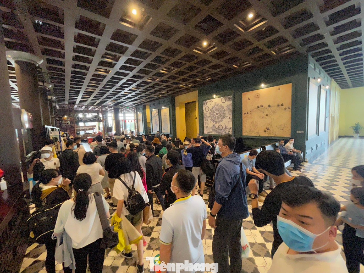 Hàng trăm du khách xếp hàng sử dụng dịch vụ tại cảng tàu khách Quốc tế Hạ Long.