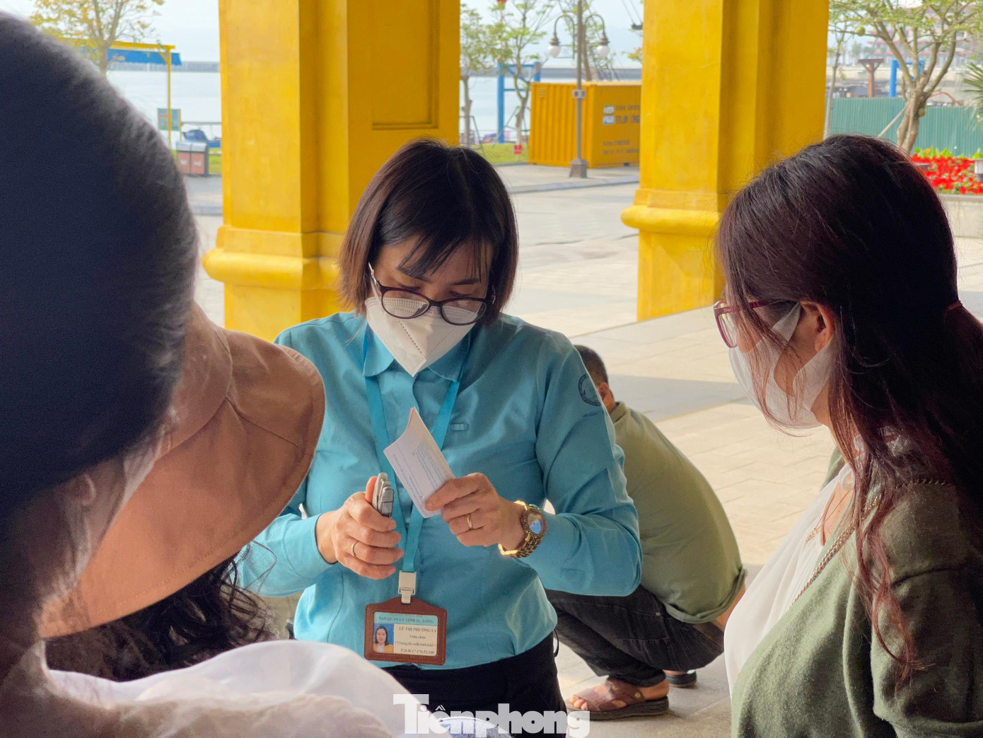 "Cảm giác được phục vụ khách mới sung sướng làm sao. Ở nhà hơn 2 năm trời vì dịch bệnh, chúng tôi vẫn hy vọng và ngày đấy đã đến, khách đã bắt đầu về với Hạ Long", chị Nguyễn Thị Thủy, nhân viên cảng tàu Quốc tế Hạ Long nói.