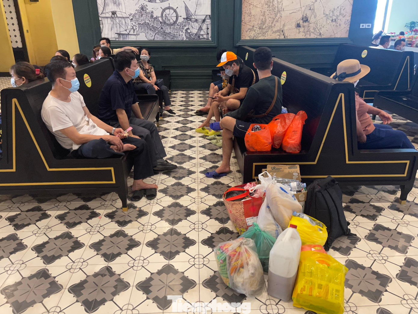 Để giảm chi phí, nhiều gia đình tự mang theo đồ ăn, uống khi đi trên tàu.