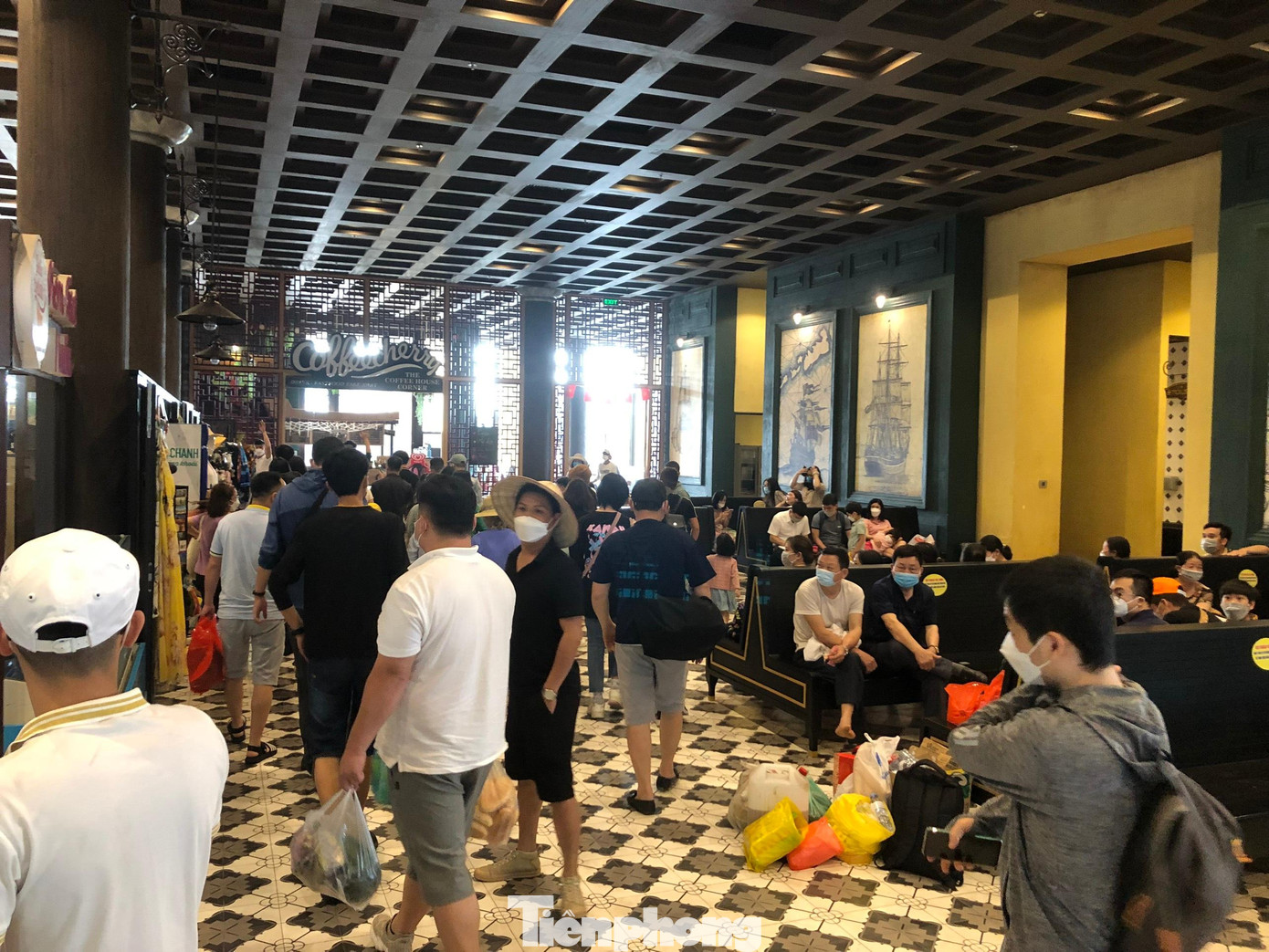 Khác xa với quang cảnh ảm đạm trước đây, cảng tàu du lịch Quốc tế Hạ Long nay khởi sắc hơn khi có hàng trăm lượt khách đến mua vé thăm Vịnh mỗi ngày.