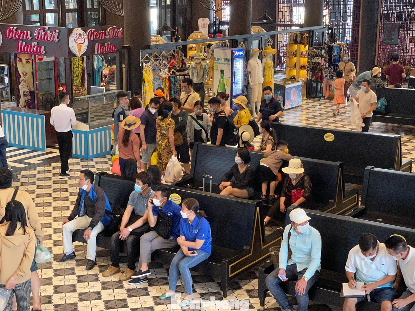 Các chủ tàu chủ động lên tận sảnh của cảng tàu để đón và hướng dẫn khách di chuyển.