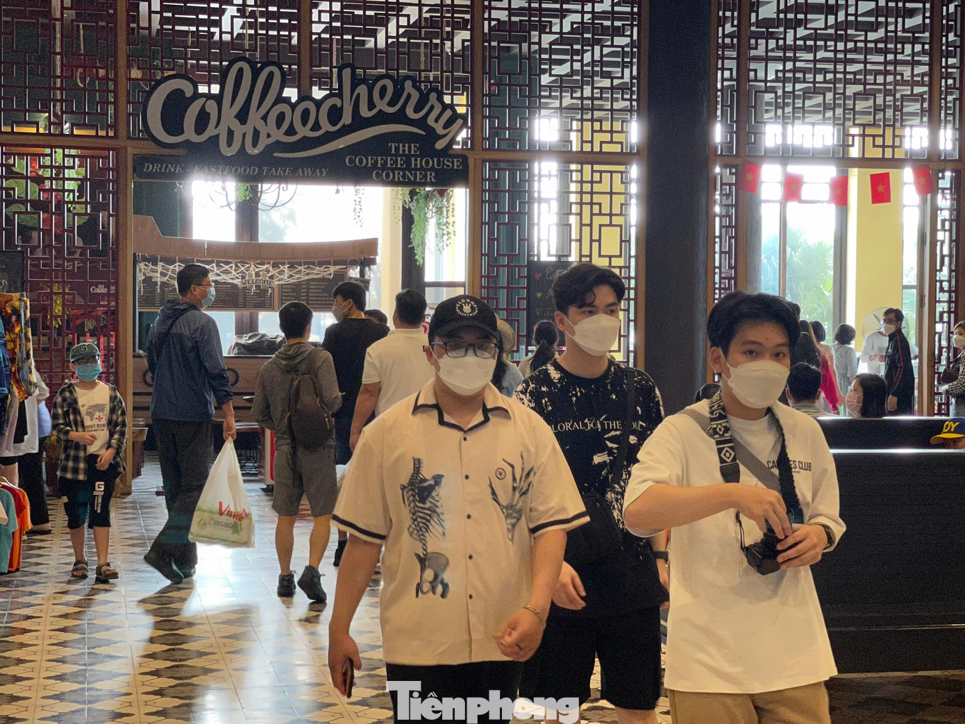 Đa số du khách vẫn chấp hành nghiêm túc các biện pháp 5K, ý thức phòng chống dịch COVID-19 vẫn được nâng cao. Hứa hẹn mùa hè năm nay du lịch Quảng Ninh nói riêng và cả nước nói chung sẽ khởi sắc trở lại sau thời gian dài ảnh hưởng bởi đại dịch.