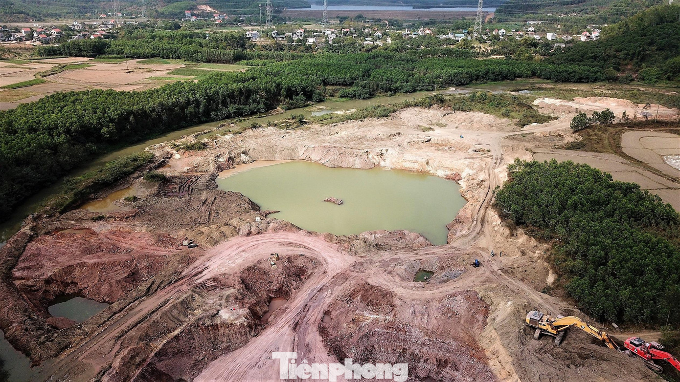 Hàng loạt moong nước sâu lộ ra giữa cánh đồng.