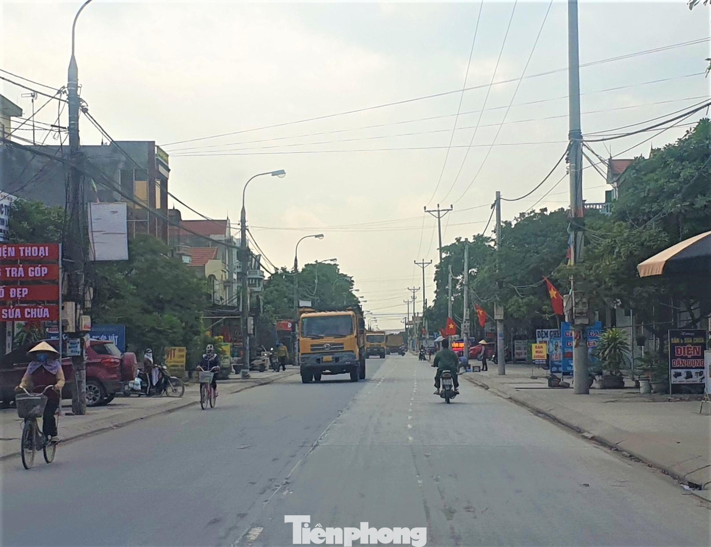 Xe tải chở sét chạy như mắc cửi trên tuyến đường chính của xã Bình Khê.