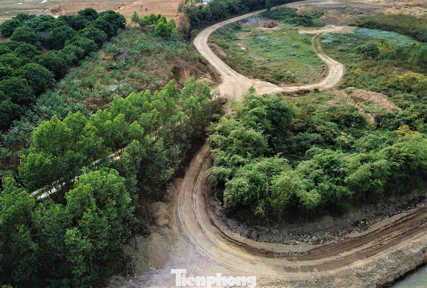 Mọi ngả đường vào khai trường đều được canh phòng cẩn mật.