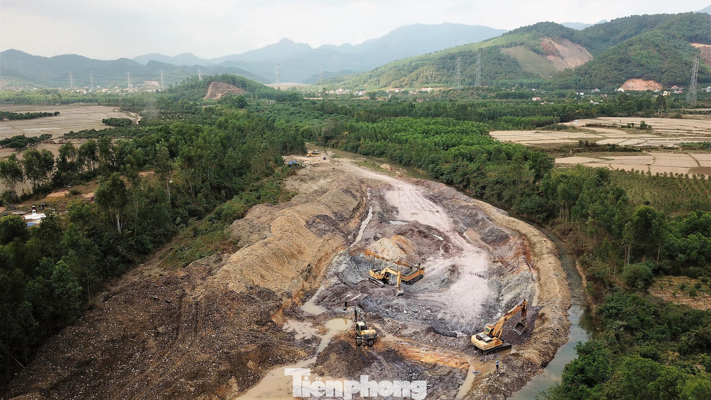 Hàng loạt máy móc hoạt động ngày đêm để khai thác đất sét trái phép.