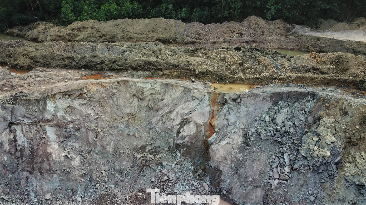 Từng hố sâu hơn chục mét lộ ra sau khi bị móc đất sét mang đi tiêu thụ.