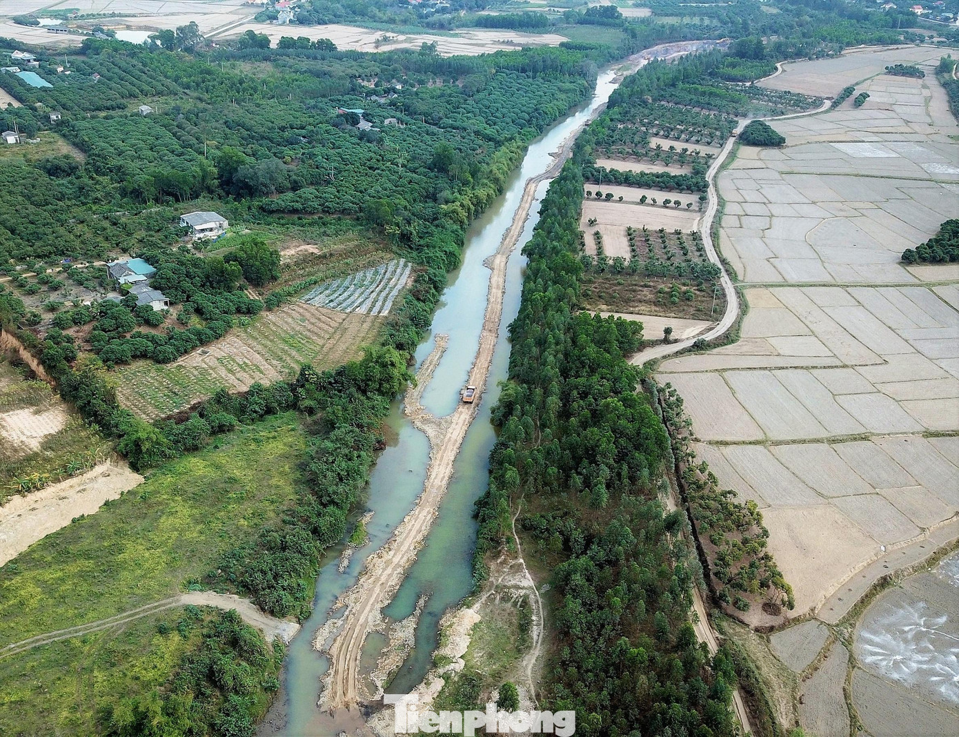 Con suối Quán Vuông bị chắn đứng tạo thành đường vận chuyển sét giữa lòng suối.