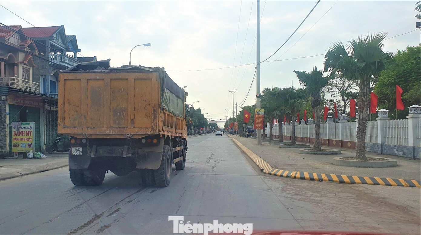 Mỗi ngày có hàng trăm lượt xe chạy qua lại trước cửa UBND xã nhưng đại diện chính quyền nói không biết.