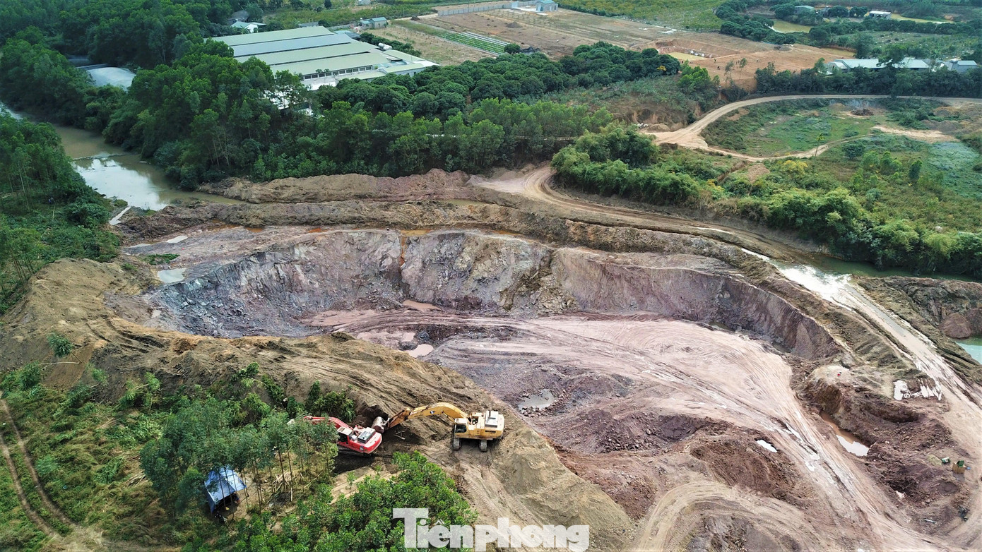 Con suối dùng nước tưới tiêu cho cánh đồng cũng bị chặn đứng để khai thác đất sét.