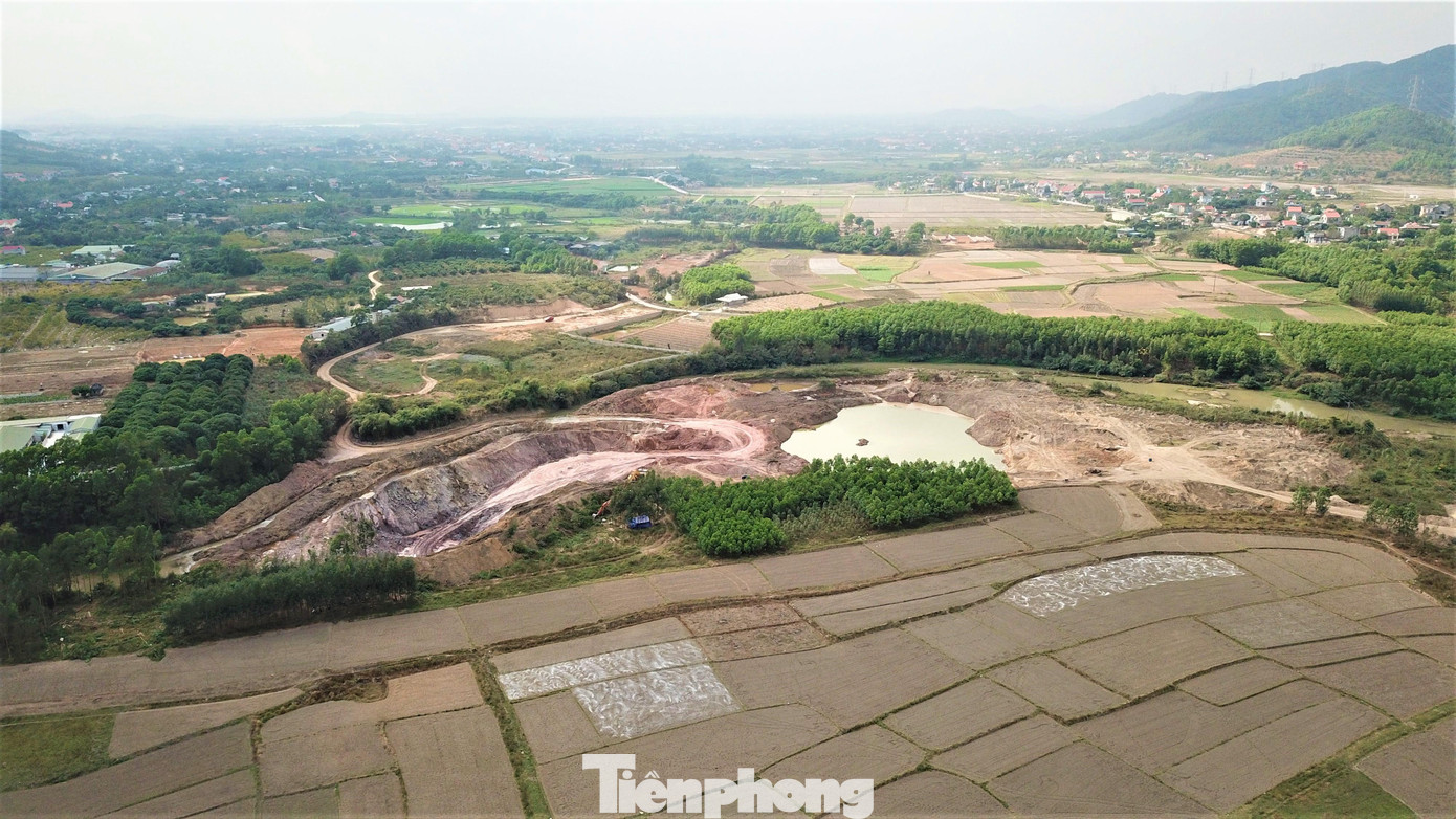 Cánh đồng thôn Quán Vuông rộng hàng chục ha bị "sét tặc" băm nát.