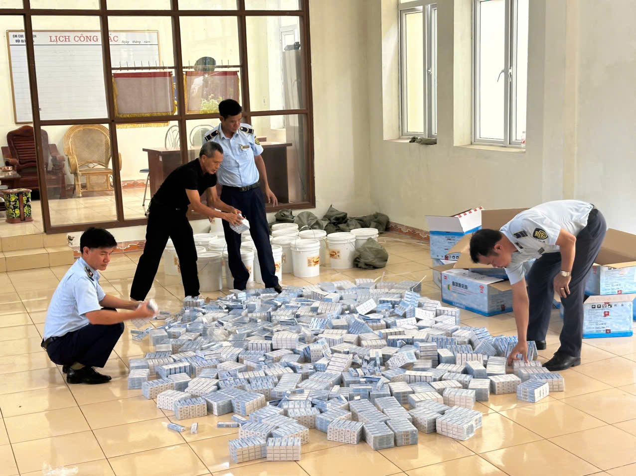 Thu giữ hơn 5.000 tuýp thuốc tân dược nhập lậu tại Móng Cái. Thu giữ hơn 5.000 tuýp thuốc tân dược nhập lậu tại Móng Cái.