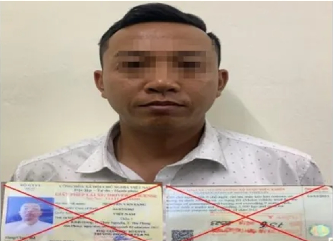 Nguyễn Văn Sáng bị khởi tố vì hành vi sử dụng bằng lái xe giả. Nguyễn Văn Sáng bị khởi tố vì hành vi sử dụng bằng lái xe giả.