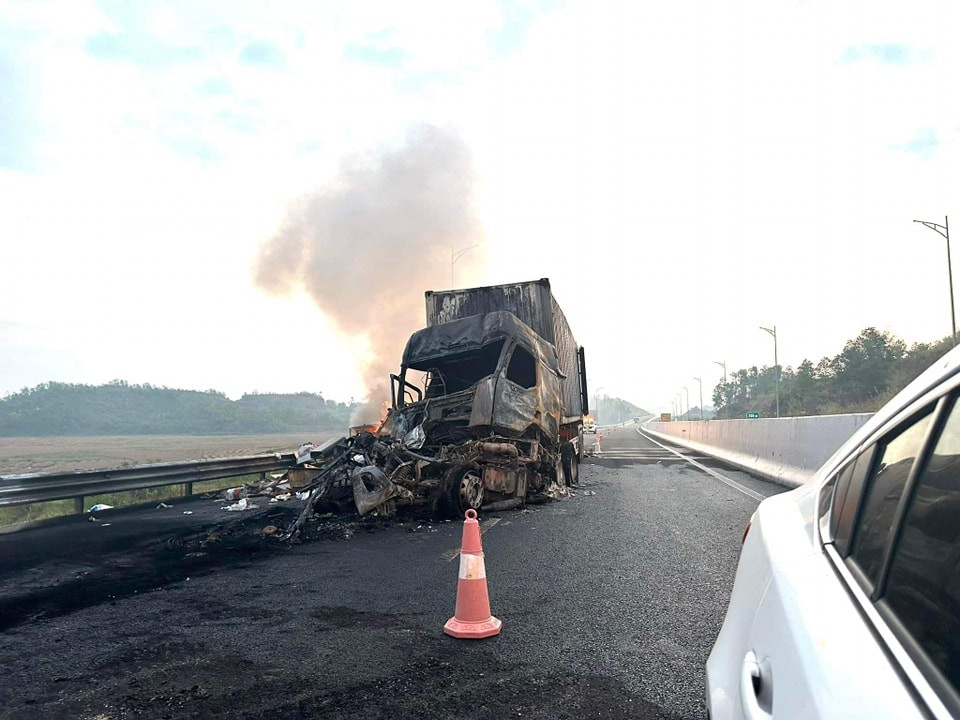 Phần cabin xe container bị cháy biến dạng. Phần cabin xe container bị cháy biến dạng.