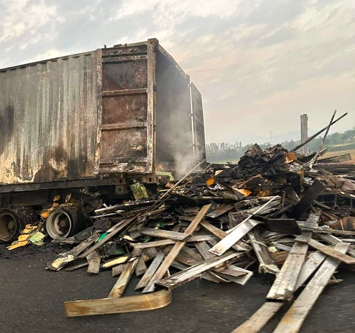 Bên trong thùng xe container có chứa vật liệu dễ cháy khiến ngọn lửa nhanh chóng bùng lên. Bên trong thùng xe container có chứa vật liệu dễ cháy khiến ngọn lửa nhanh chóng bùng lên.