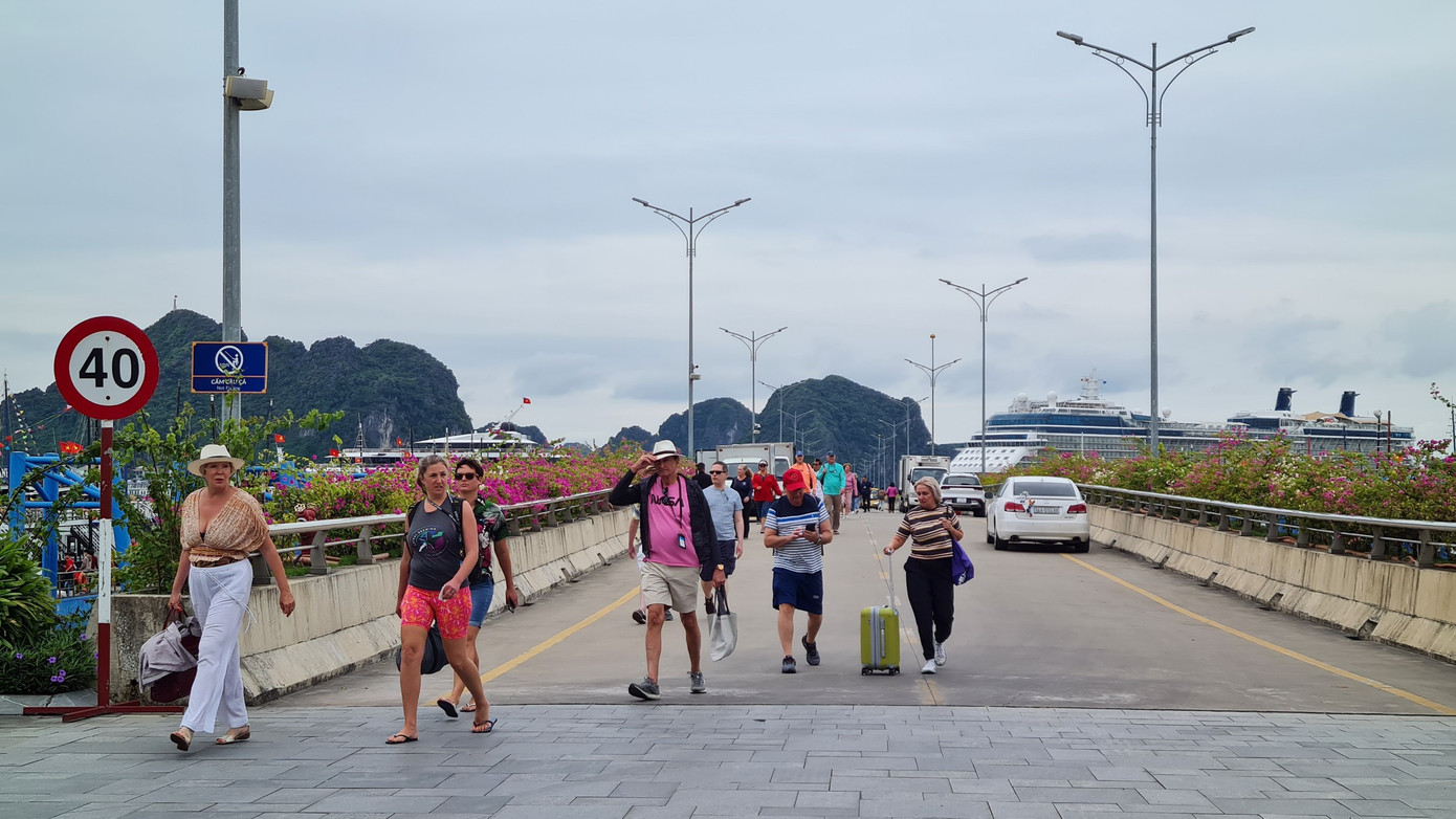 Đại diện cảng tàu khách quốc tế Hạ Long cho biết, luôn sẵn sàng đón tiếp các đoàn tàu khách quốc tế, như kiểm tra lại các cầu bến, các trang thiết bị PCCC, chỉnh trang cảnh quan, bố trí các điểm thuận lợi để khách có thể tiếp cận thêm các sản phẩm dịch vụ như xe buýt 2 tầng, xe điện vận chuyển khách tham quan thành phố Hạ Long.