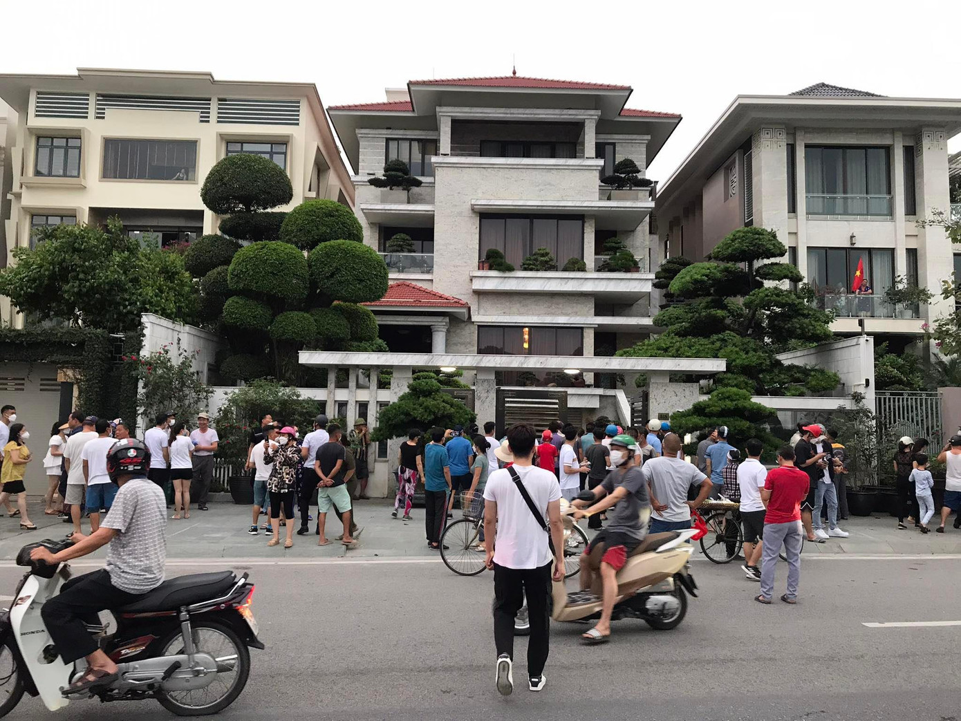 Hàng trăm người dân hiếu kỳ tập trung trước cửa nhà cựu Chủ tịch thành phố Hạ Long.