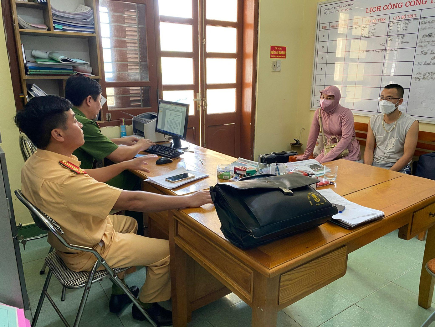 Lực lượng chức năng mời những người có liên quan đến trụ sở để làm việc.