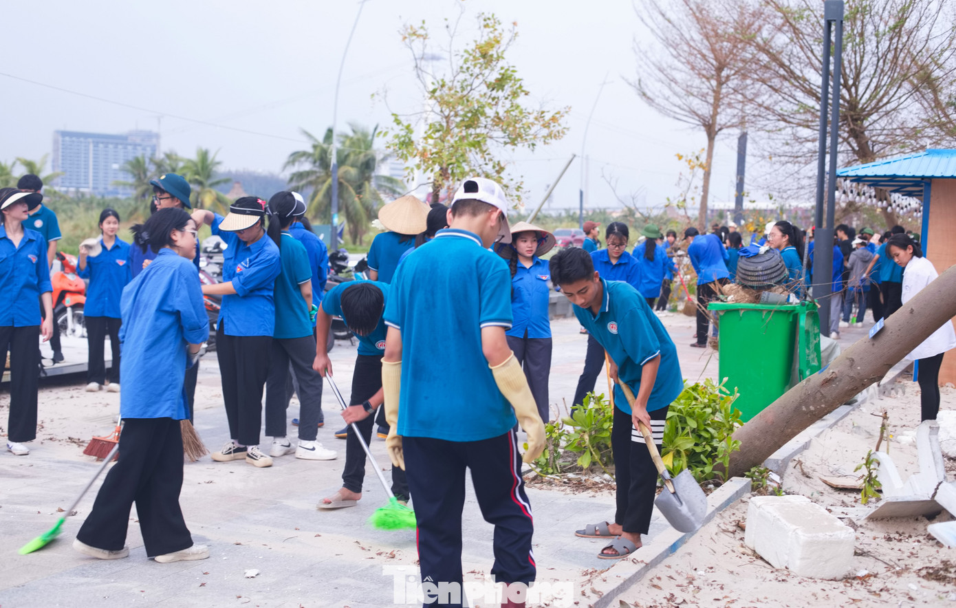 Bí thư Thành Đoàn Hạ Long Nguyễn Tuấn Thắng bày tỏ: “Thành Đoàn Hạ Long tin tưởng sâu sắc rằng với sự chung tay của toàn thể đoàn viên, thanh niên và nhân dân thành phố Hạ Long, công tác khắc phục hậu quả bão số 3 sẽ được hoàn thành nhanh chóng, thành phố Hạ Long sẽ sớm trở lại cuộc sống bình thường, khôi phục các hoạt động kinh doanh, du lịch và tiếp tục trở thành địa điểm đáng đến hàng đầu Việt Nam”. Bí thư Thành Đoàn Hạ Long Nguyễn Tuấn Thắng bày tỏ: “Thành Đoàn Hạ Long tin tưởng sâu sắc rằng với sự chung tay của toàn thể đoàn viên, thanh niên và nhân dân thành phố Hạ Long, công tác khắc phục hậu quả bão số 3 sẽ được hoàn thành nhanh chóng, thành phố Hạ Long sẽ sớm trở lại cuộc sống bình thường, khôi phục các hoạt động kinh doanh, du lịch và tiếp tục trở thành địa điểm đáng đến hàng đầu Việt Nam”.