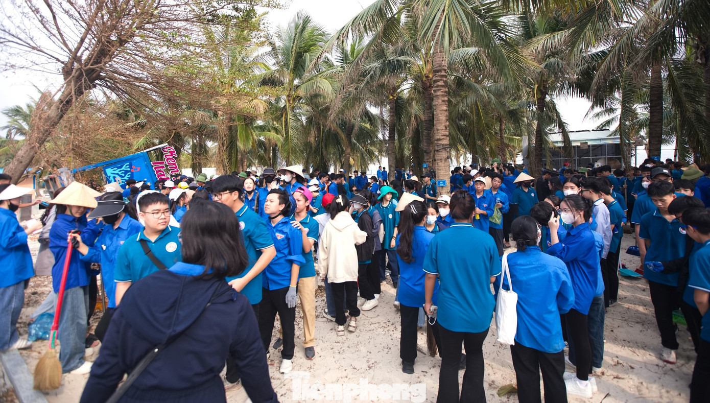 Đoàn thanh niên đã dọn dẹp vệ sinh môi trường, các công trình thiết yếu, đường giao thông công cộng và khu dân cư để sớm ổn định đời sống nhân dân, khôi phục sản xuất kinh doanh, hoạt động dịch vụ du lịch. Đoàn thanh niên đã dọn dẹp vệ sinh môi trường, các công trình thiết yếu, đường giao thông công cộng và khu dân cư để sớm ổn định đời sống nhân dân, khôi phục sản xuất kinh doanh, hoạt động dịch vụ du lịch.