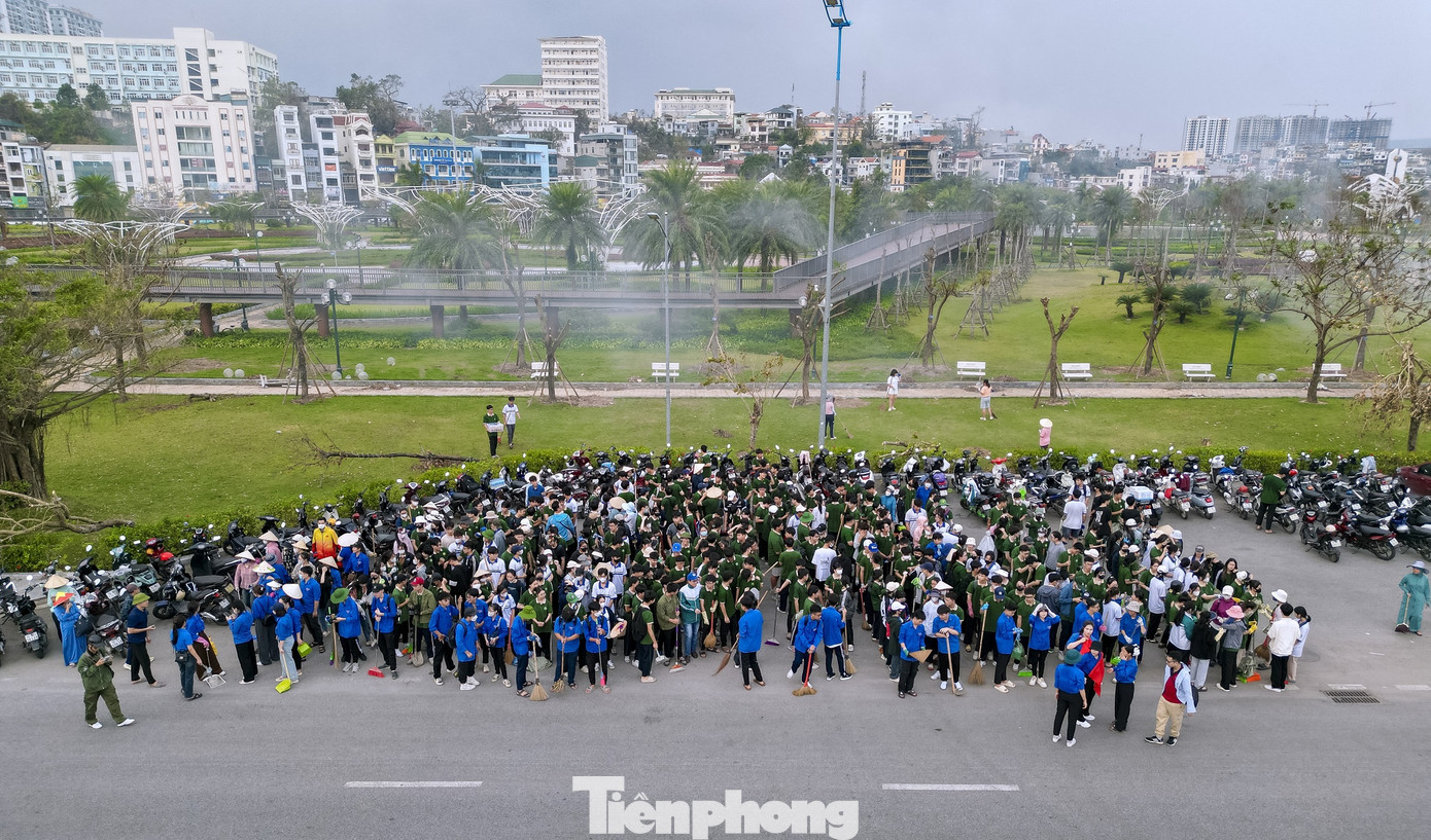 Chiều ngày 14/9, hơn 1 vạn đoàn viên, thanh niên thành phố Hạ Long (tỉnh Quảng Ninh) đã đồng loạt ra quân chiến dịch tình nguyện vệ sinh môi trường biển, hưởng ứng Chiến dịch cao điểm 7 ngày đêm khắc phục hậu quả cơn bão số 3. Chiều ngày 14/9, hơn 1 vạn đoàn viên, thanh niên thành phố Hạ Long (tỉnh Quảng Ninh) đã đồng loạt ra quân chiến dịch tình nguyện vệ sinh môi trường biển, hưởng ứng Chiến dịch cao điểm 7 ngày đêm khắc phục hậu quả cơn bão số 3.