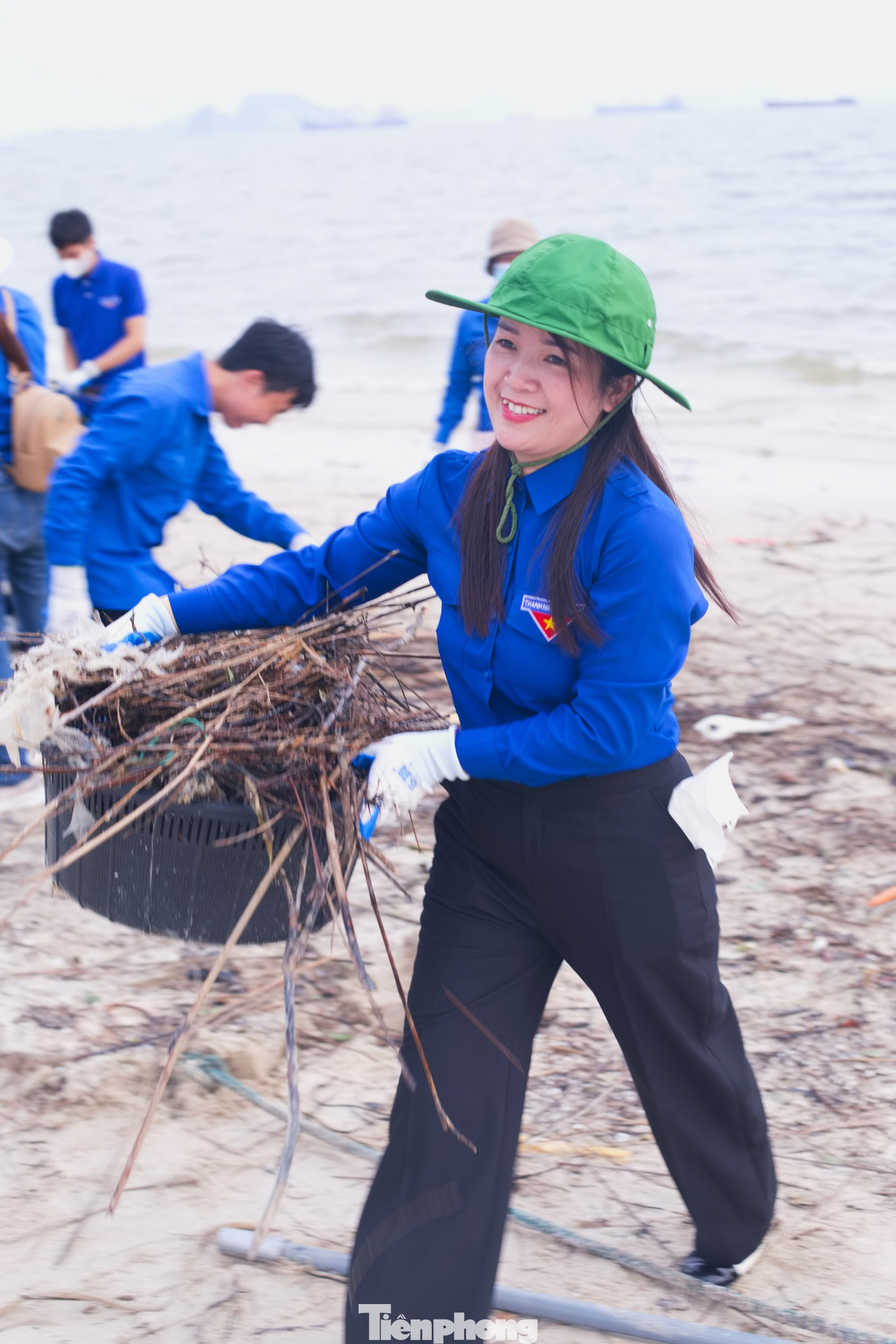 Không ngại khó, ngại khổ, với tinh thần "vượt nắng, thắng mưa", thanh niên Thành phố quyết tâm chung tay khắc phục hậu quả cùng nhân dân, cùng Thành phố với tinh thần xung kích, tình nguyện vì cuộc sống cộng đồng. Không ngại khó, ngại khổ, với tinh thần "vượt nắng, thắng mưa", thanh niên Thành phố quyết tâm chung tay khắc phục hậu quả cùng nhân dân, cùng Thành phố với tinh thần xung kích, tình nguyện vì cuộc sống cộng đồng.