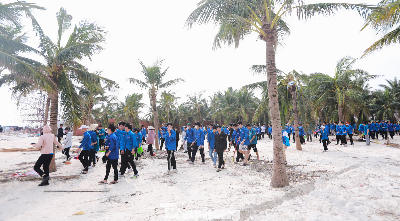 Với tinh thần xung kích, tình nguyện vì cuộc sống cộng đồng, thanh niên Hạ Long đã tham gia thu gom rác thải, làm sạch bãi biển, góp phần khắc phục hậu quả bão số 3. Với tinh thần xung kích, tình nguyện vì cuộc sống cộng đồng, thanh niên Hạ Long đã tham gia thu gom rác thải, làm sạch bãi biển, góp phần khắc phục hậu quả bão số 3.