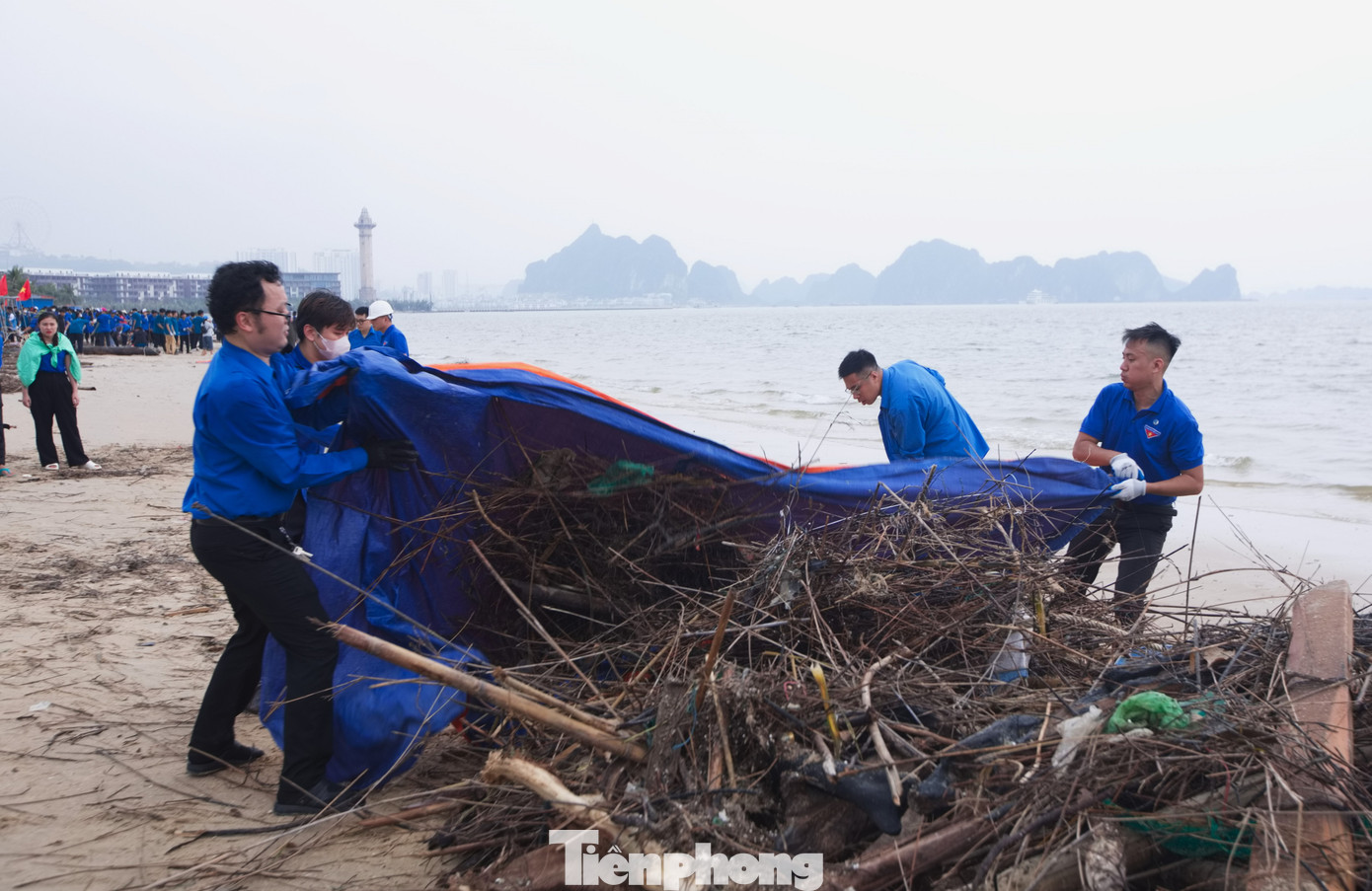 Chương trình cao điểm huy động tổng lực nguồn nhân lực khắc phục tại hiện trường, tổ chức thu dọn, xử lý, khắc phục cây cối gãy đổ, công trình bị hư hại, tổng dọn vệ sinh môi trường, bảo đảm giao thông thông suốt, tiếp tục triển khai các hoạt động sản xuất, kinh doanh trên địa bàn thành phố. Chương trình cao điểm huy động tổng lực nguồn nhân lực khắc phục tại hiện trường, tổ chức thu dọn, xử lý, khắc phục cây cối gãy đổ, công trình bị hư hại, tổng dọn vệ sinh môi trường, bảo đảm giao thông thông suốt, tiếp tục triển khai các hoạt động sản xuất, kinh doanh trên địa bàn thành phố.