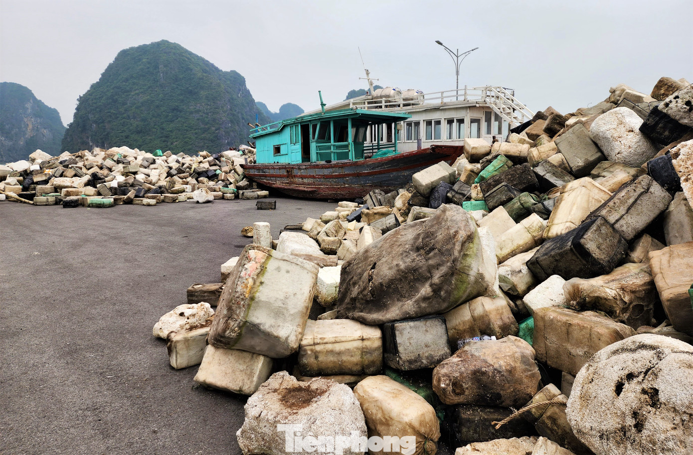 Như Tiền Phong đã phản ánh, hơn một tháng nay, vịnh Hạ Long ngập tràn rác thải là các loại phao xốp. Tùy theo thủy triều và hướng gió, rác sẽ xuất hiện nhất định trong một khoảng thời gian và vị trí. Có nhiều khu vực rác tập trung rộng cả ngàn mét vuông mặt nước. Tình trạng rác thải trôi nổi trên mặt vịnh không những gây ô nhiễm môi trường, gây mất an toàn giao thông đường thủy mà còn gây bức xúc cho khách du lịch, ảnh hưởng đến uy tín của khu di sản.