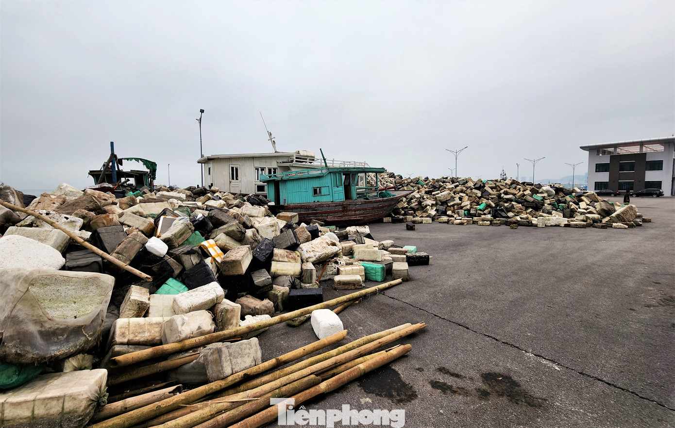 Tuy nhiên tình trạng rác bủa vây di sản không được cải thiện vì lượng rác từ các địa phương vẫn không được kiểm soát, thu gom từ nguồn, rác thải chủ yếu là phao xốp và bè mảng nuôi trồng theo dòng chảy từ các khu vực thuộc Hạ Long, Quảng Yên, Cẩm Phả, Vân Đồn đổ về vịnh Hạ Long ngày càng nhiều với số lượng lớn, đặc biệt tại các tuyến, điểm tham quan.