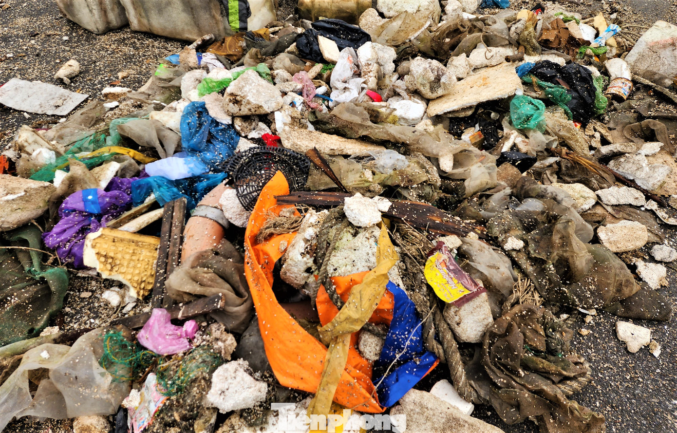 Ngoài các loại phao xốp có kích thước lớn, những loại lưới và mảnh vụn của phao xốp cũng được thu gom tập kết về khu vực này.