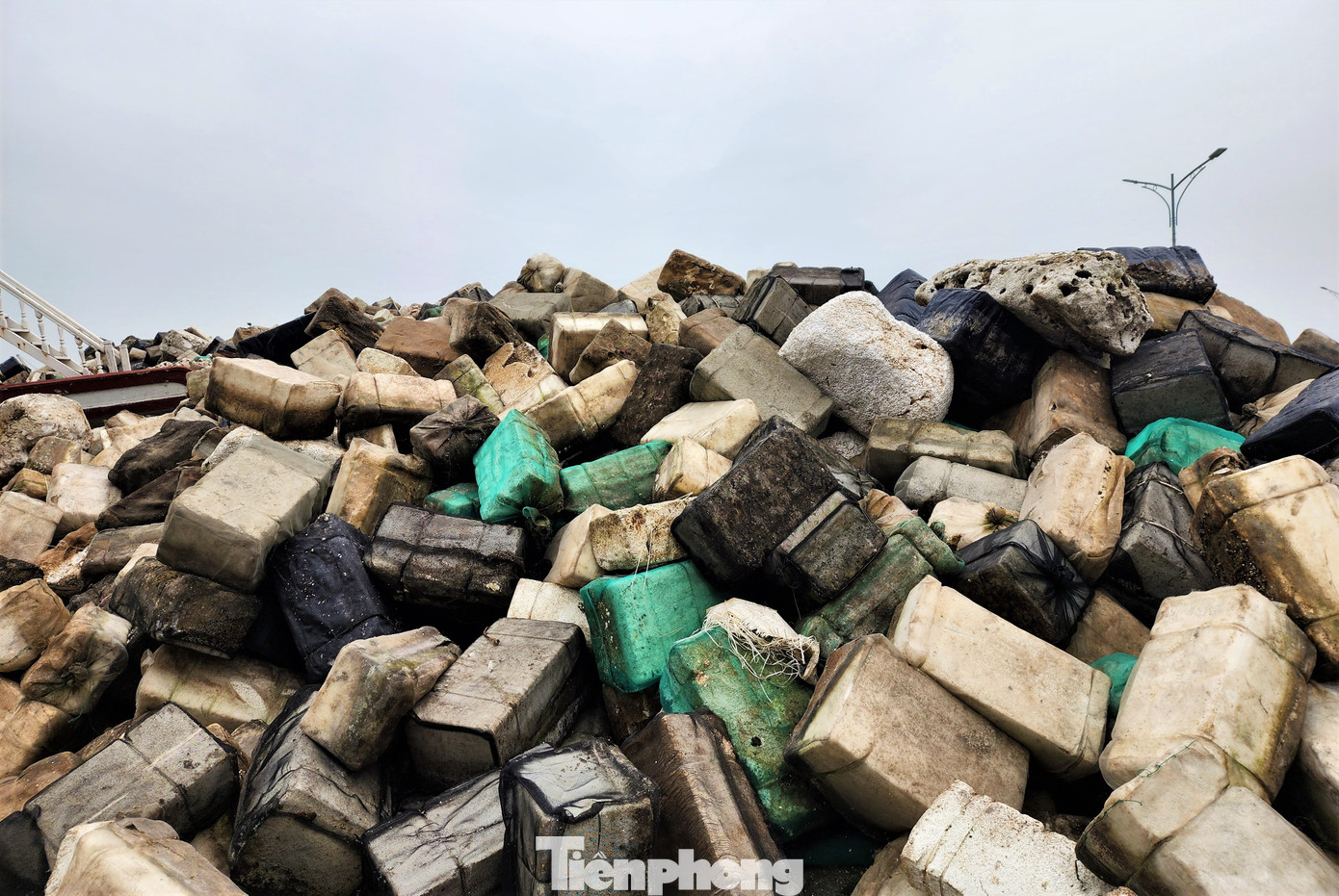 Số lượng rác thải được tập kết tại đây chất đống, các xe xử lý môi trường chuyên dụng phải hoạt động liên tục để vận chuyển rác thải đi xử lý.