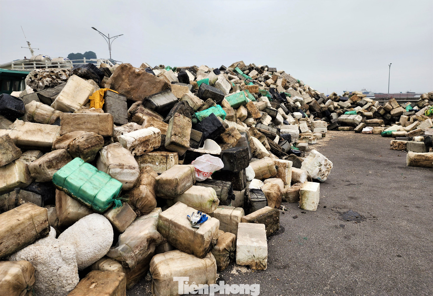 Rác thải đa số là các loại phao xốp trôi nổi trên vịnh nhiều ngày nay được lực lượng chức năng trục vớt.