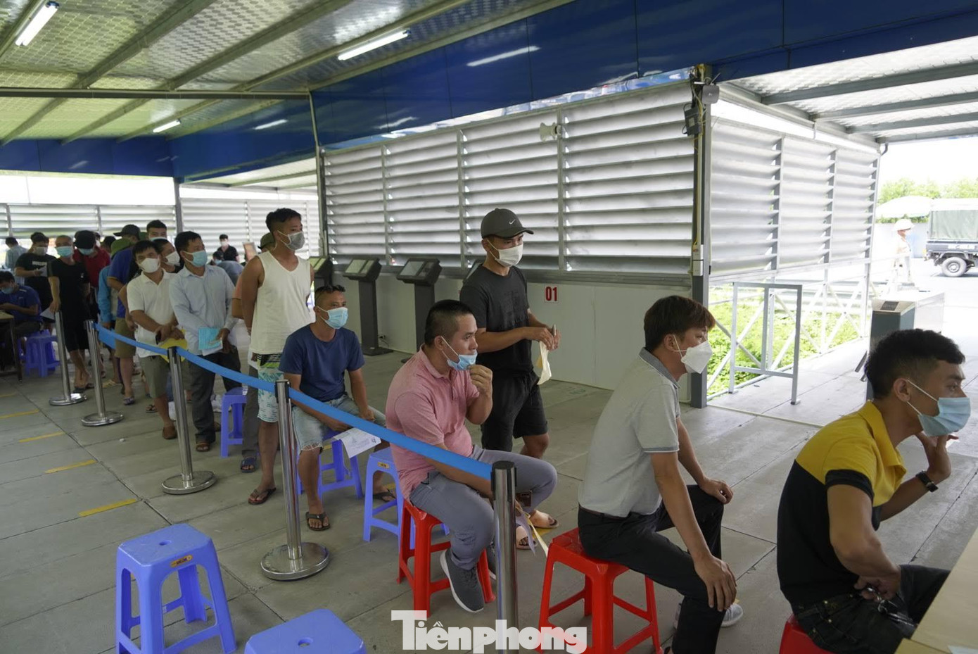 Người ra, vào tỉnh Quảng Ninh vẫn phải xếp hàng khai báo thông tin cá nhân và quét mã QR do nhân viên tại chốt thực hiện. Người ra, vào tỉnh Quảng Ninh vẫn phải xếp hàng khai báo thông tin cá nhân và quét mã QR do nhân viên tại chốt thực hiện.