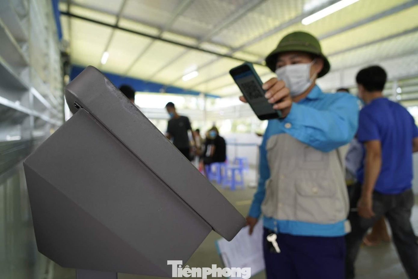 Mặc dù chưa đưa vào hoạt động nhưng nhiều người dân vẫn háo hức làm quen với máy kiểm soát tự động. Mặc dù chưa đưa vào hoạt động nhưng nhiều người dân vẫn háo hức làm quen với máy kiểm soát tự động.