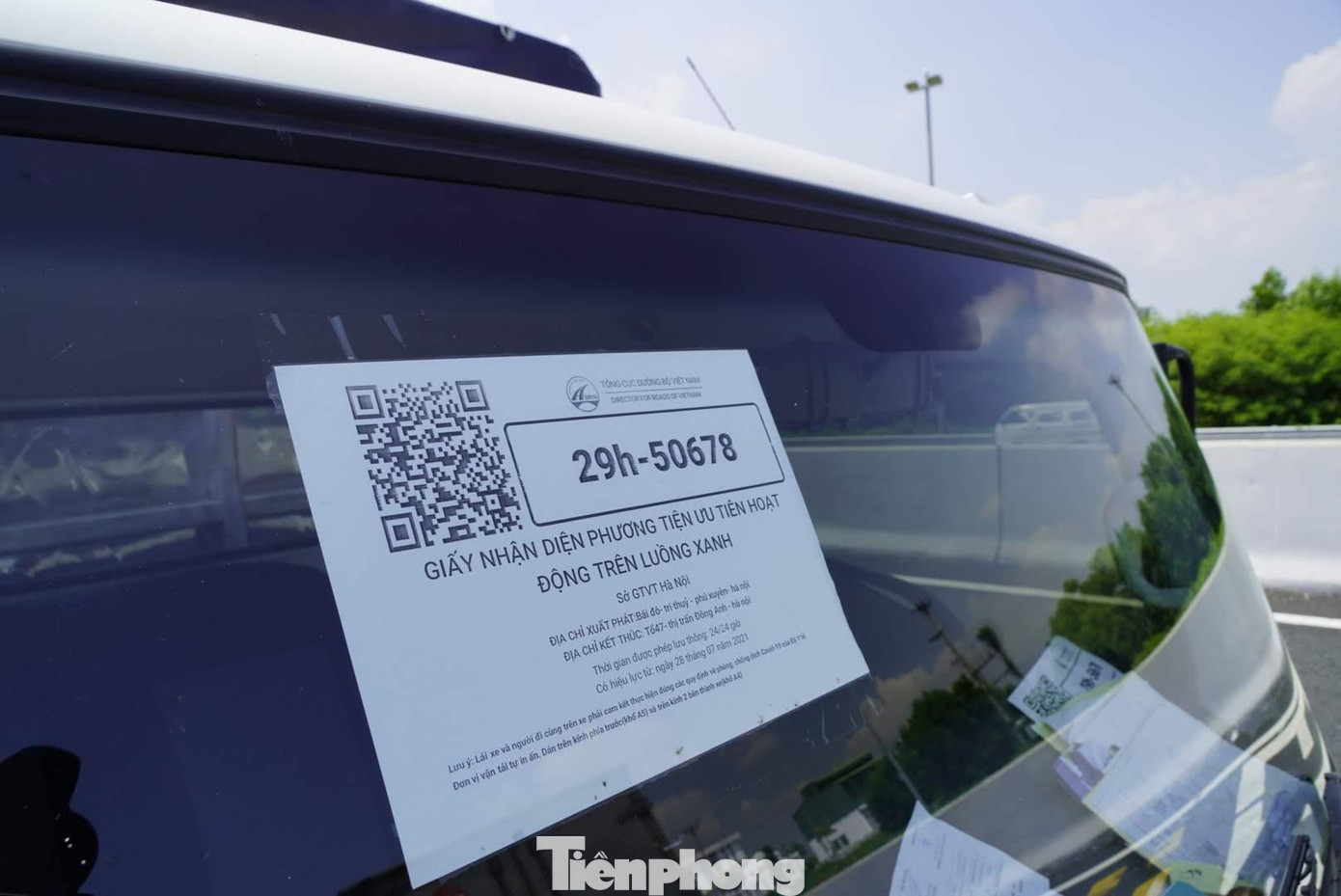 Số hiệu, mã QR được Sở GTVT Hà Nội dán trên kính lái của các phương tiện thuộc luồng xanh khi vận chuyển hàng đến Quảng Ninh. Số hiệu, mã QR được Sở GTVT Hà Nội dán trên kính lái của các phương tiện thuộc luồng xanh khi vận chuyển hàng đến Quảng Ninh.