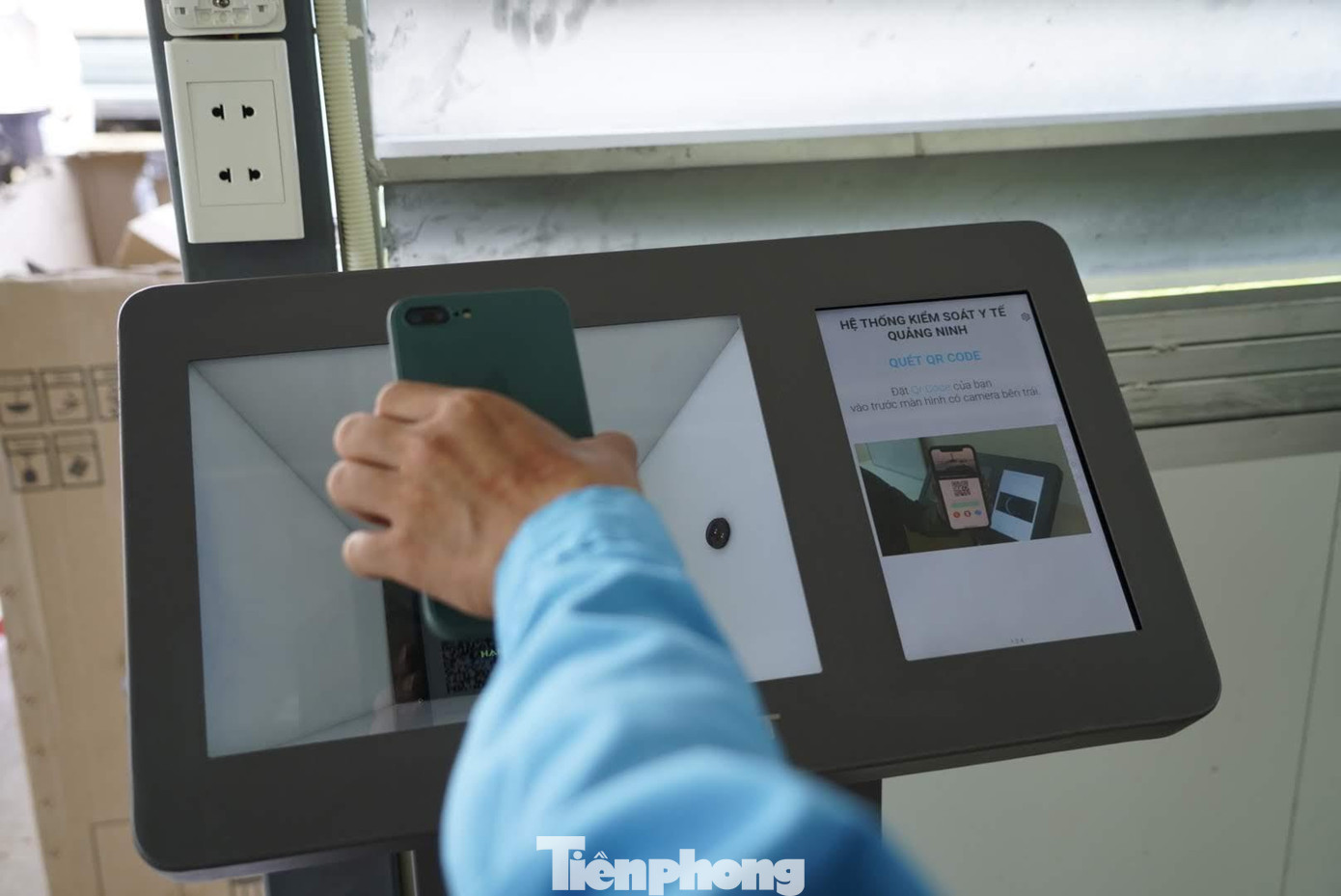 Khi đi vào hoạt động, máy sẽ kiểm tra và quét QR của người ra vào chốt thay vì cán bộ trực chốt phải dùng điện thoại cá nhân để kiểm tra trực tiếp như trước đây. Khi đi vào hoạt động, máy sẽ kiểm tra và quét QR của người ra vào chốt thay vì cán bộ trực chốt phải dùng điện thoại cá nhân để kiểm tra trực tiếp như trước đây.