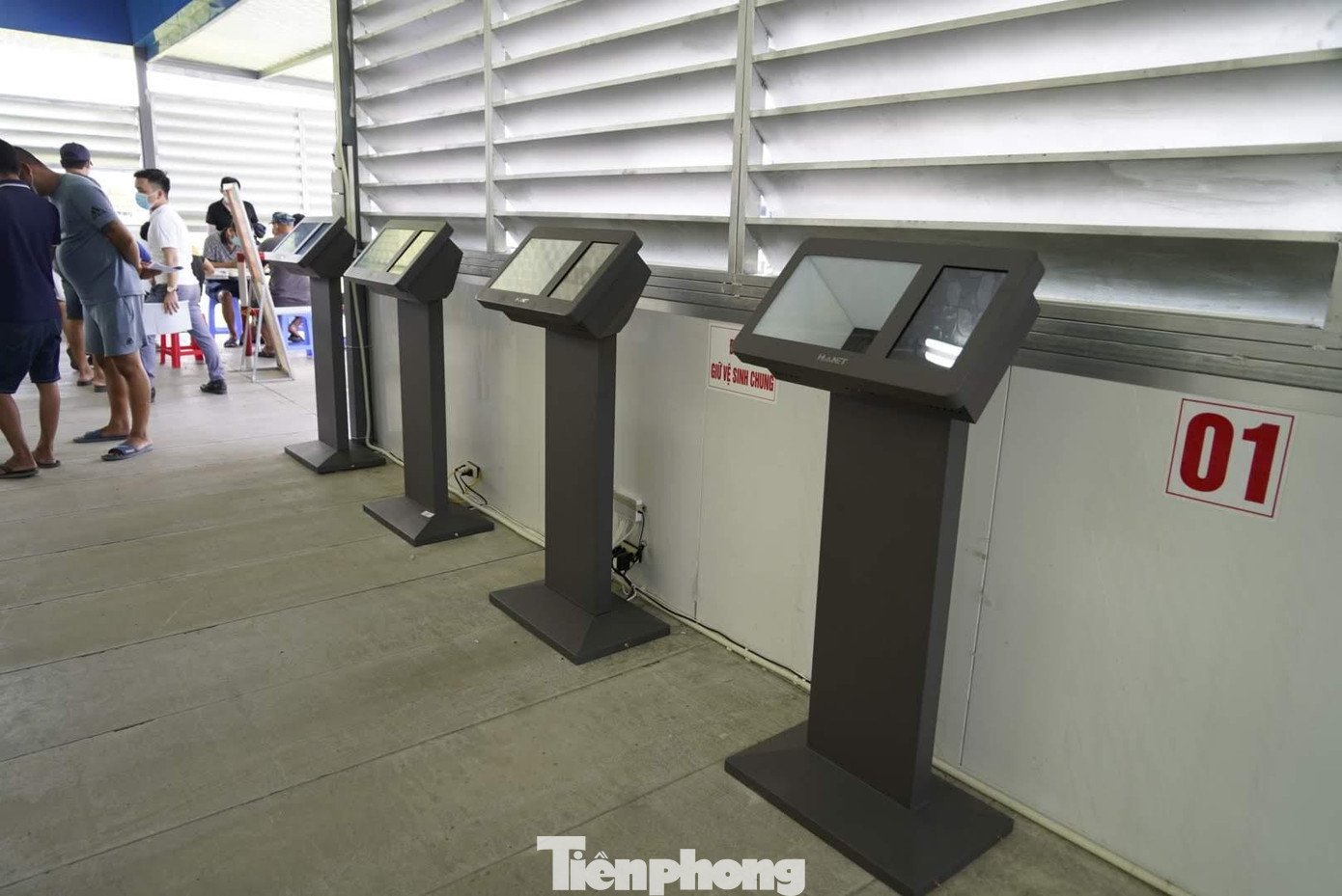 Hệ thống kiểm soát tự động người ra, vào tỉnh Quảng Ninh đã được lắp đặt tại chốt cầu Bạch Đằng. Hệ thống kiểm soát tự động người ra, vào tỉnh Quảng Ninh đã được lắp đặt tại chốt cầu Bạch Đằng.