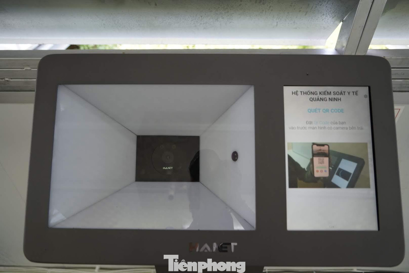 Mỗi máy sẽ có một camera gắn sẵn bên trong để tự động đọc mã QR. Mỗi máy sẽ có một camera gắn sẵn bên trong để tự động đọc mã QR.