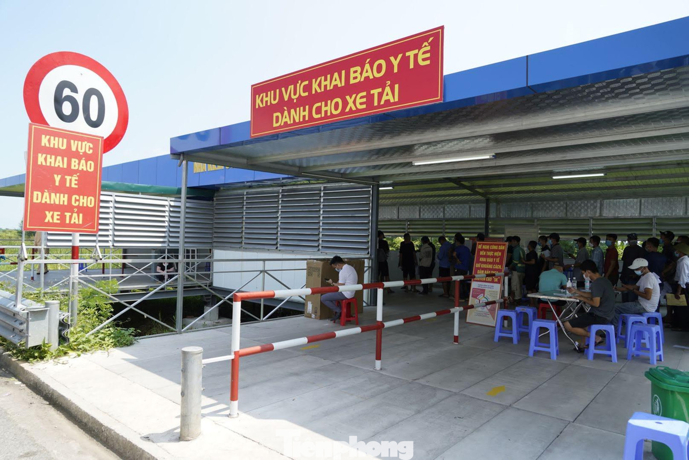 Những xe luồng xanh sẽ được khai báo, quét mã nhanh chóng trước khi qua chốt. Những xe luồng xanh sẽ được khai báo, quét mã nhanh chóng trước khi qua chốt.