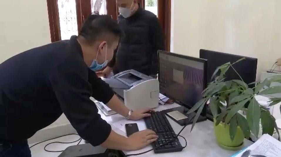 Lực lượng chức năng khám xét trụ sở Công ty nước sạch Ngọc Anh.