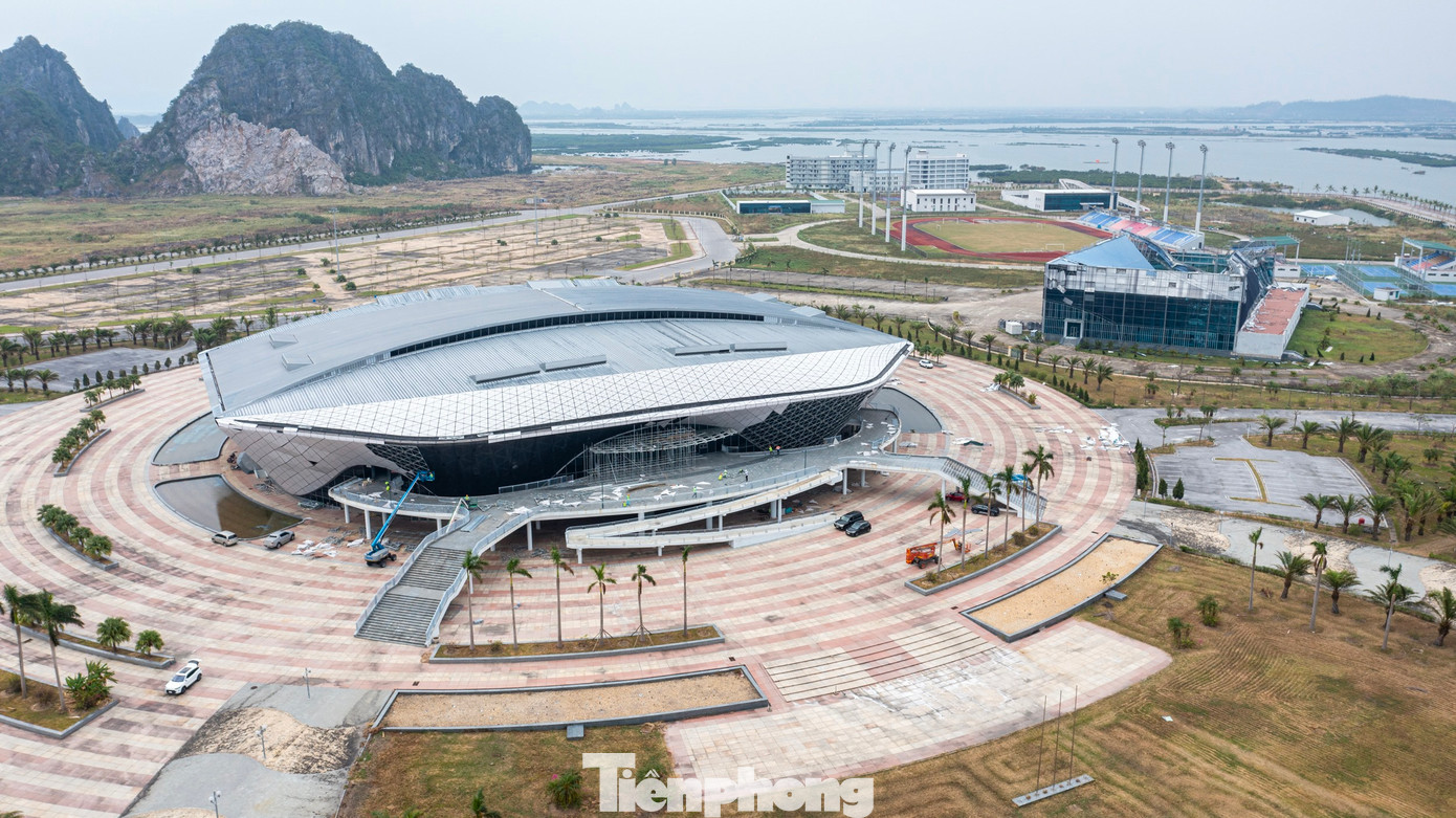 Nhà thi đấu 5.000 chỗ thuộc Trung tâm Huấn luyện và Thi đấu TDTT tỉnh Quảng Ninh nằm tại phường Đại Yên, thành phố Hạ Long, tỉnh Quảng Ninh. Đây là công trình thiết chế văn hóa tiêu biểu của tỉnh, được đầu tư trên khu đất có trên diện tích 15ha, đưa vào khánh thành, hoạt động từ năm 2018. Nhà thi đấu 5.000 chỗ thuộc Trung tâm Huấn luyện và Thi đấu TDTT tỉnh Quảng Ninh nằm tại phường Đại Yên, thành phố Hạ Long, tỉnh Quảng Ninh. Đây là công trình thiết chế văn hóa tiêu biểu của tỉnh, được đầu tư trên khu đất có trên diện tích 15ha, đưa vào khánh thành, hoạt động từ năm 2018.