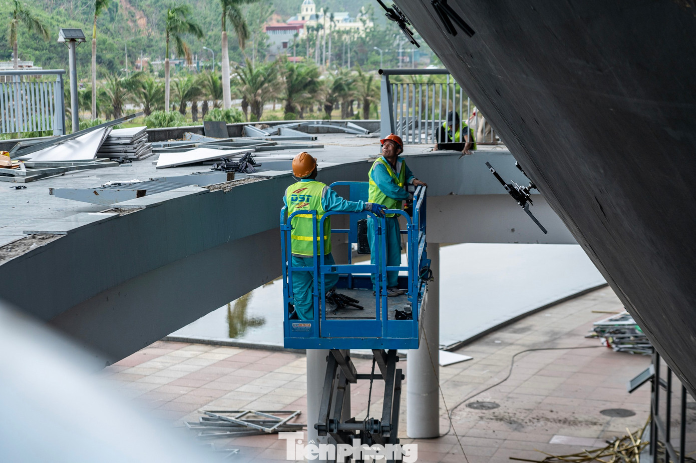 Đại diện lãnh đạo Ban Quản lý dự án đầu tư, xây dựng các công trình dân dụng và công nghiệp tỉnh Quảng Ninh (chủ đầu tư), cho biết hiện tại công trình đã sửa chữa được khoảng 70% khối lượng. Đơn vị thi công đưa nhiều máy nâng chuyên dụng và vật liệu thay thế đến ngay chân công trình. Đại diện lãnh đạo Ban Quản lý dự án đầu tư, xây dựng các công trình dân dụng và công nghiệp tỉnh Quảng Ninh (chủ đầu tư), cho biết hiện tại công trình đã sửa chữa được khoảng 70% khối lượng. Đơn vị thi công đưa nhiều máy nâng chuyên dụng và vật liệu thay thế đến ngay chân công trình.